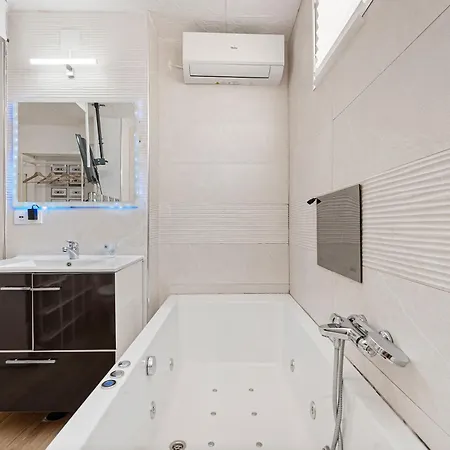 Jacuzzy * מאלגה